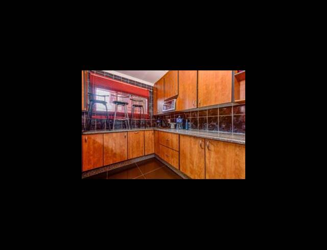 10 BEDROOM HOUSE FOR SALE IN KEMPTON PARK WEST